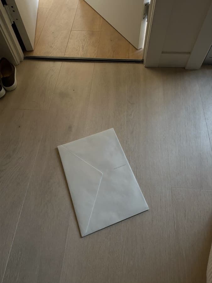 Ett kuvert på en dörrmatta i en hall