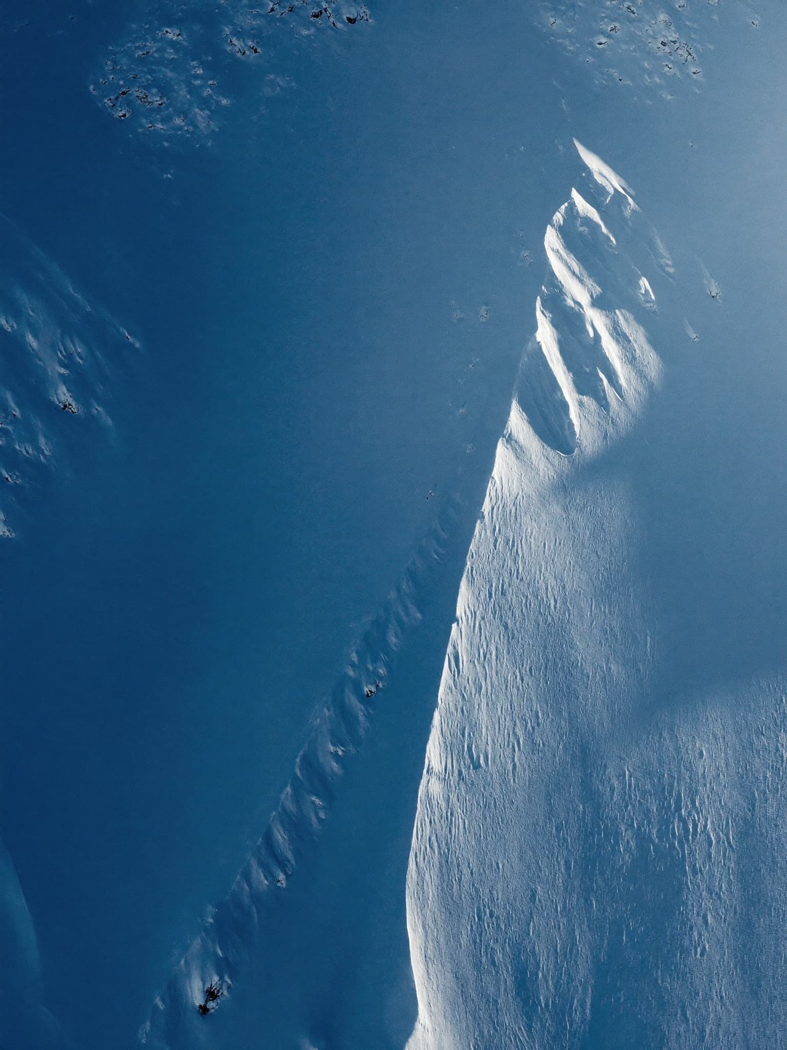 Brant snöklädd bergssida med snö som glider